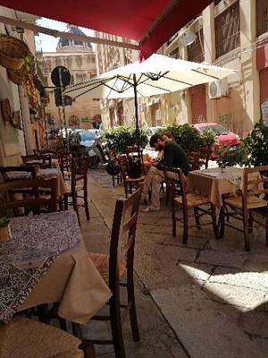 CERCASI CAMERIERA DI SALA PER OSTERIA