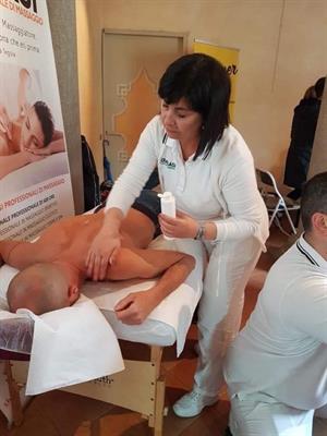 Operatrice olistica del massaggio professionale