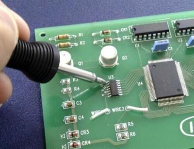 Tecnico riparatore di schede elettroniche